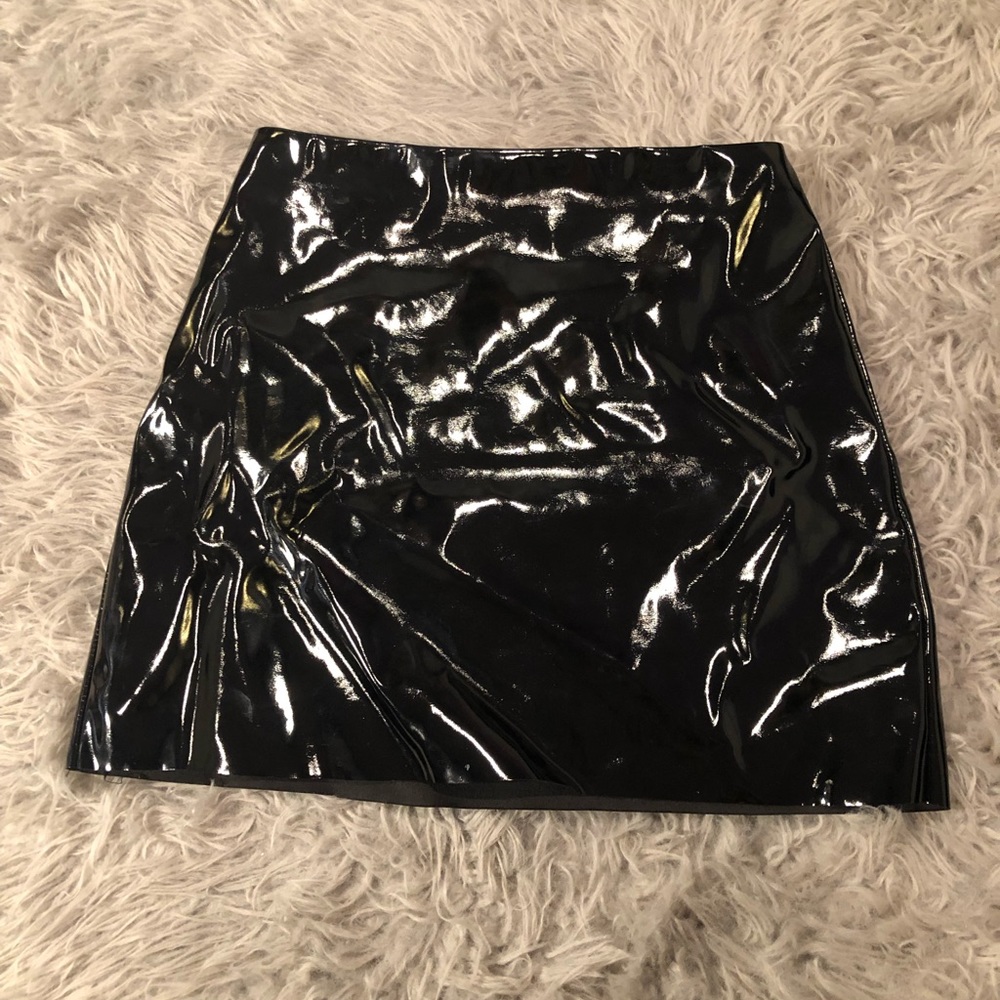 Zip-up Black pleather skirt